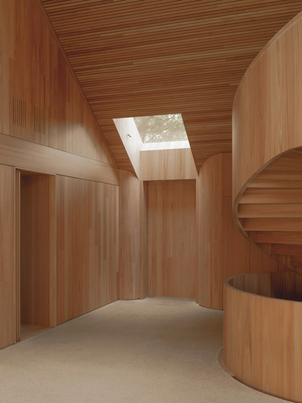 Pivottür aus Holz in einem Büro in Blaricum mit FritsJurgens System M+ Pivot-Scharniersystem im Inneren