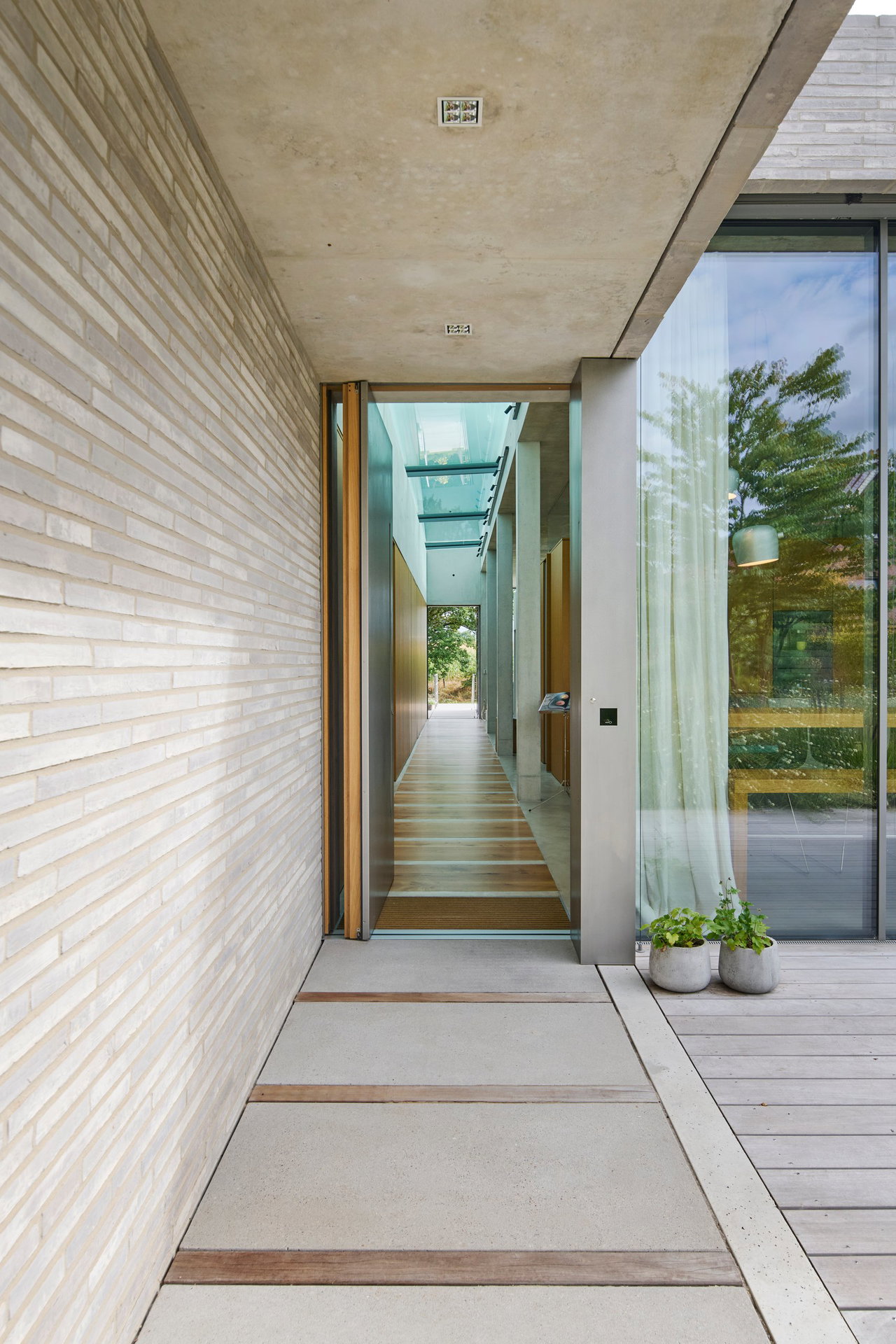 Steel pivot door in a private home in Gescher with FritsJurgens System 3 pivot hinge system inside