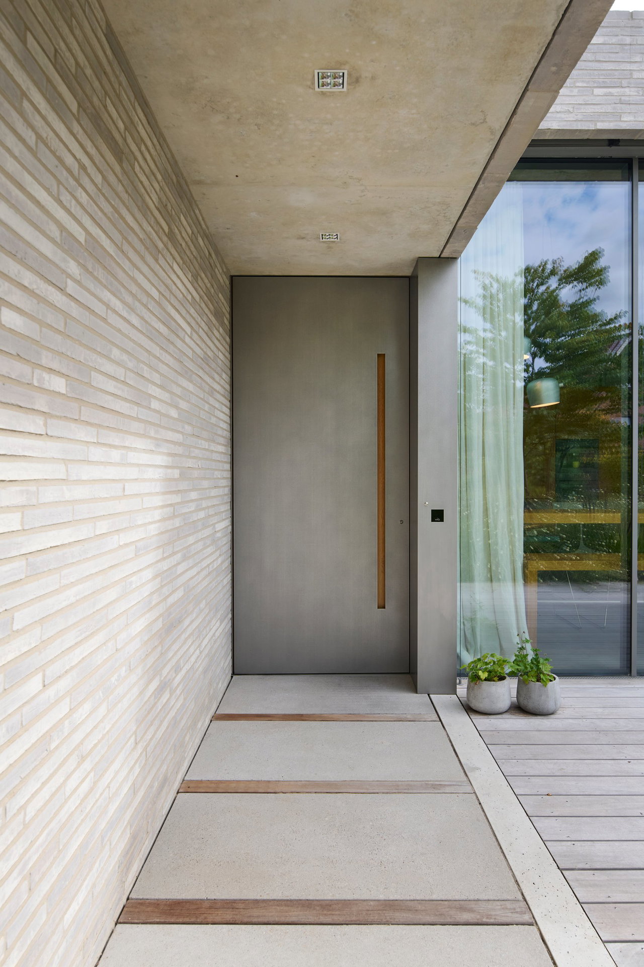 Steel pivot door in a private home in Gescher with FritsJurgens System 3 pivot hinge system inside