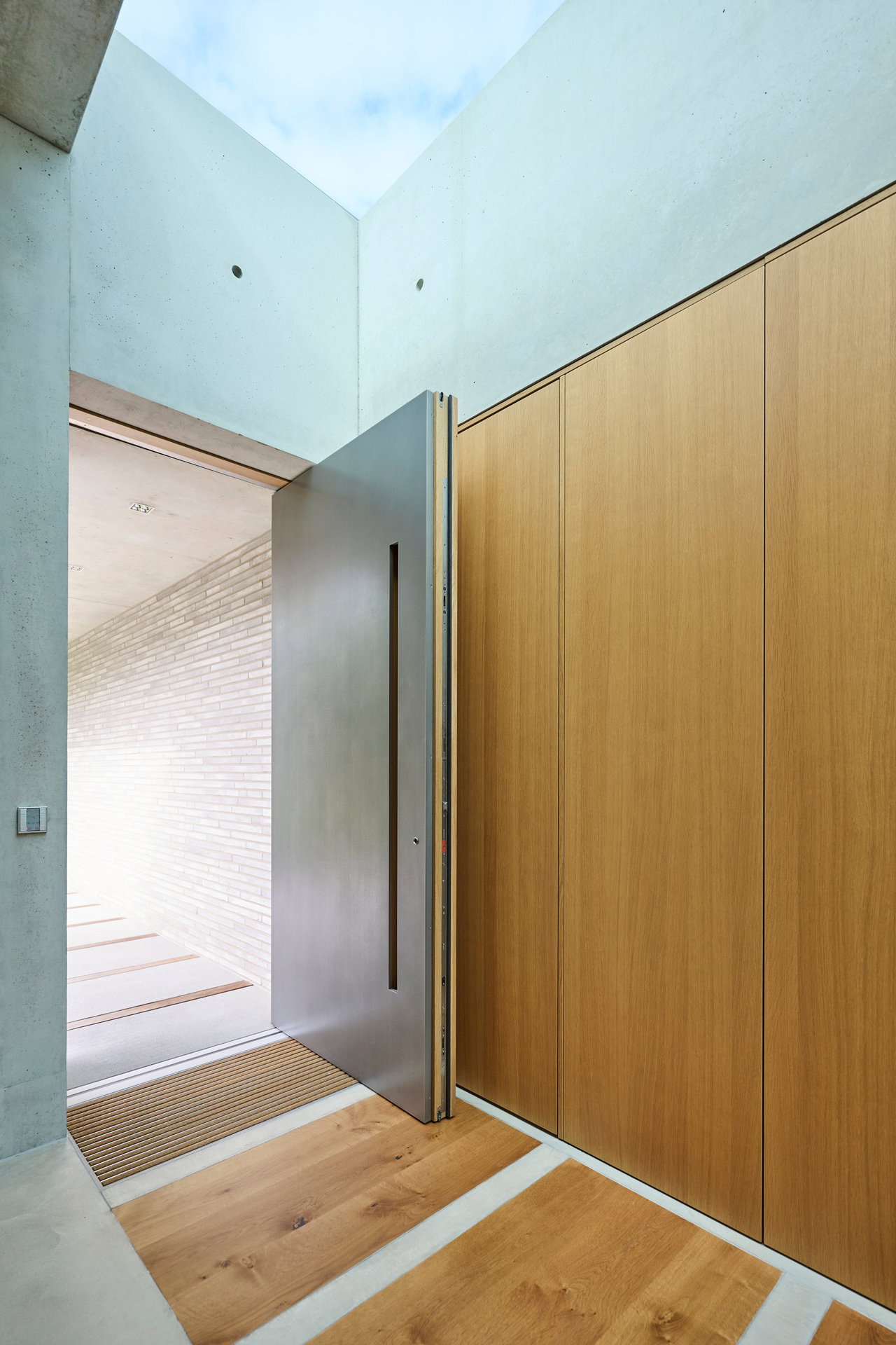 Steel pivot door in a private home in Gescher with FritsJurgens System 3 pivot hinge system inside