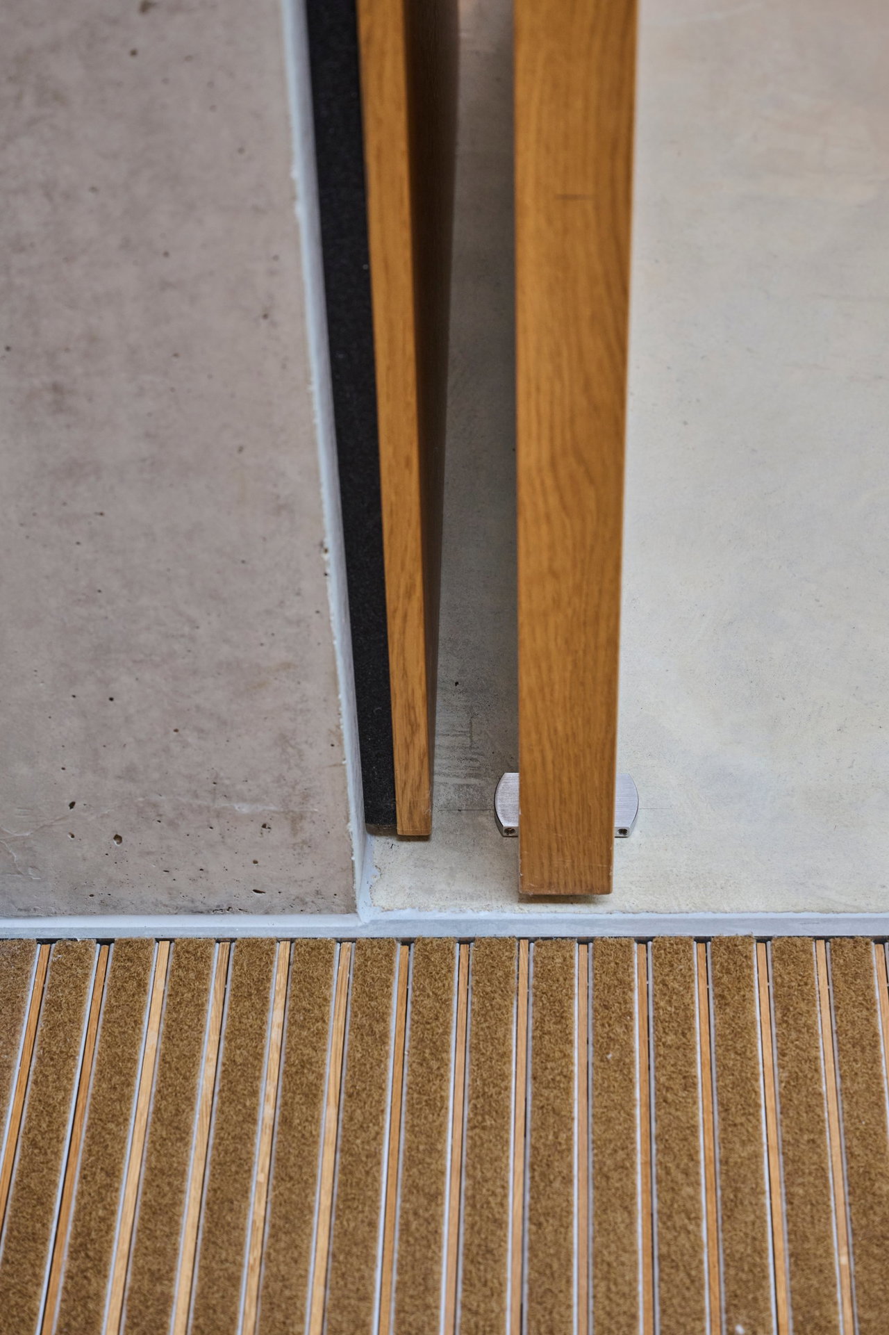 Steel pivot door in a private home in Gescher with FritsJurgens System 3 pivot hinge system inside