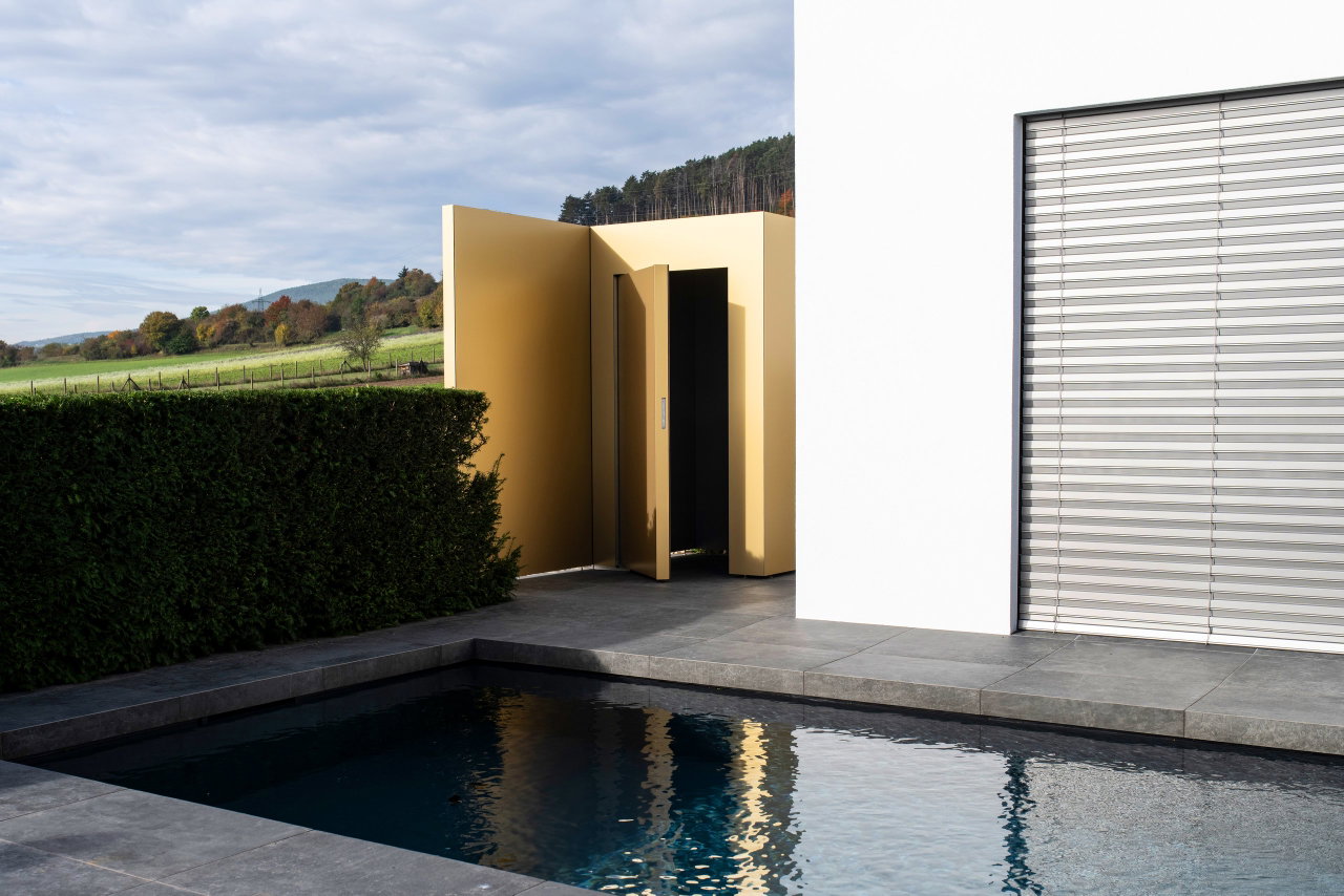 Pivottür aus Aluminium in einem Privathaus in Neunkirchen mit FritsJurgens System M+ Pivot-Scharniersystem im Inneren