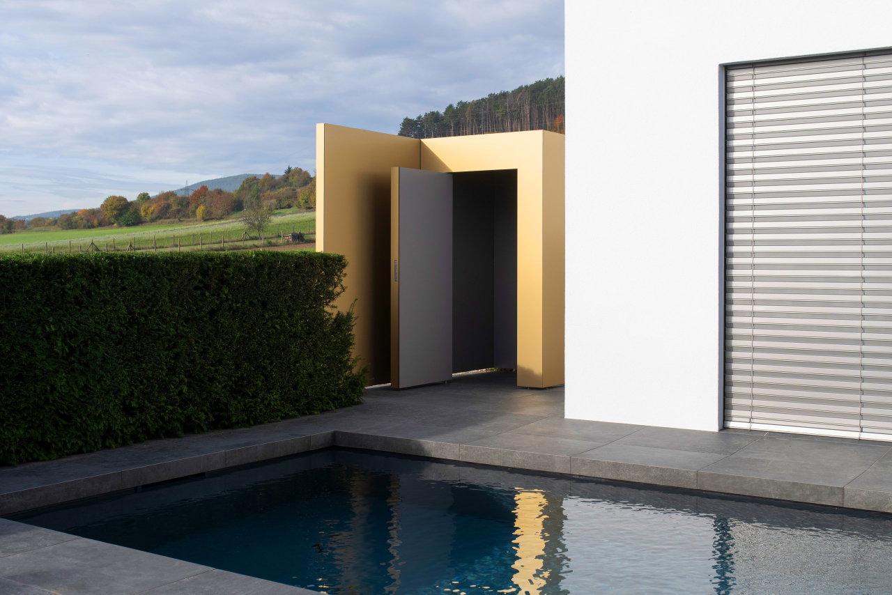 Pivottür aus Aluminium in einem Privathaus in Neunkirchen mit FritsJurgens System M+ Pivot-Scharniersystem im Inneren