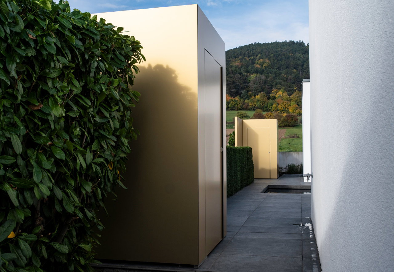 Pivottür aus Aluminium in einem Privathaus in Neunkirchen mit FritsJurgens System M+ Pivot-Scharniersystem im Inneren