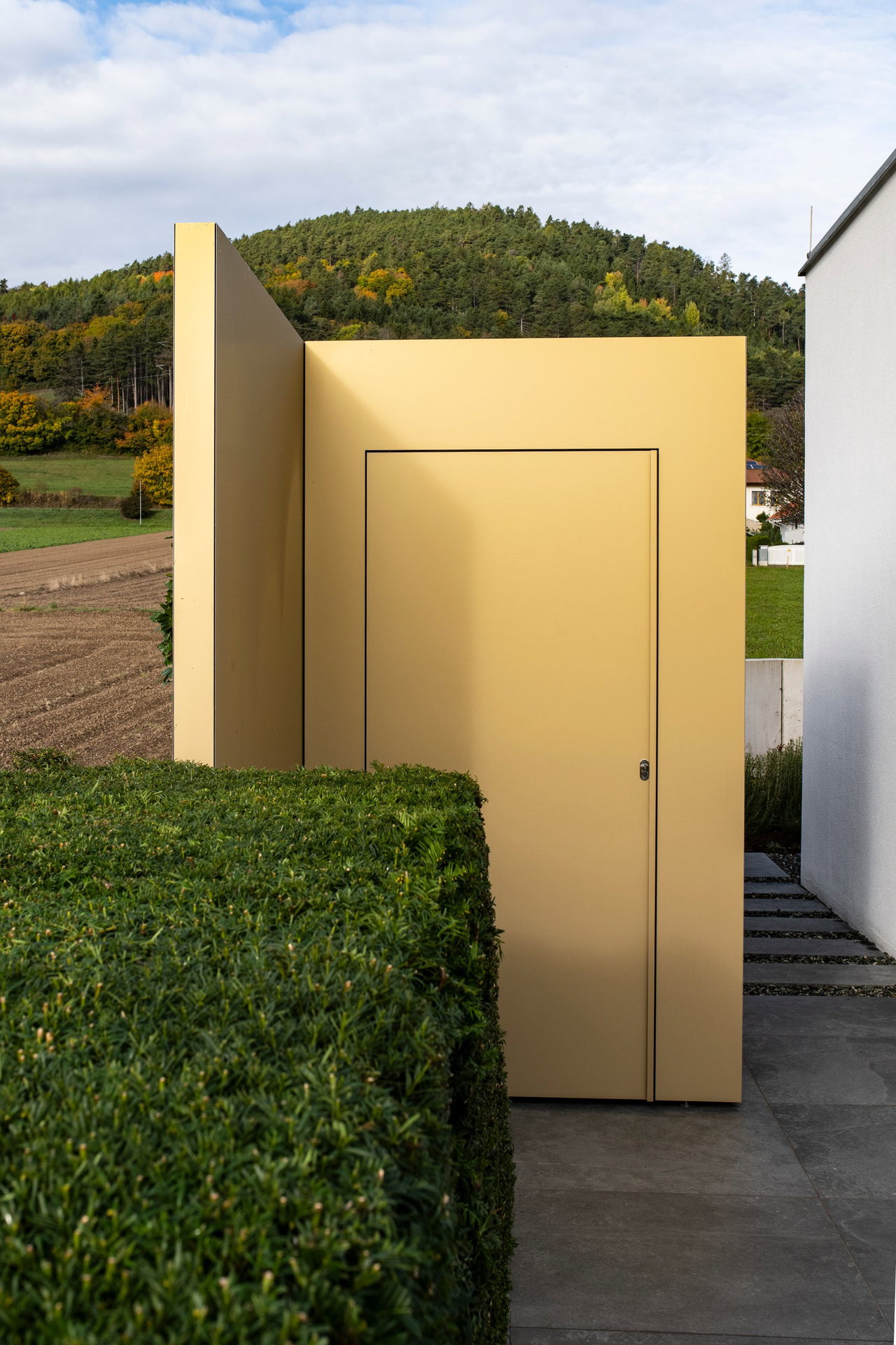 Pivottür aus Aluminium in einem Privathaus in Neunkirchen mit FritsJurgens System M+ Pivot-Scharniersystem im Inneren