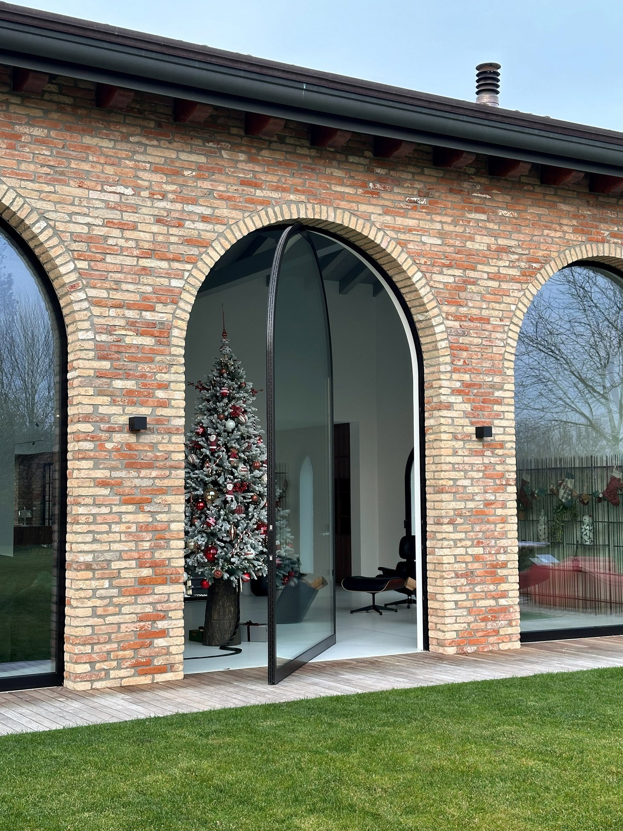 Steel and glass pivot door in a private home in Santa Lucia di Piave with FritsJurgens System One pivot hinge system inside