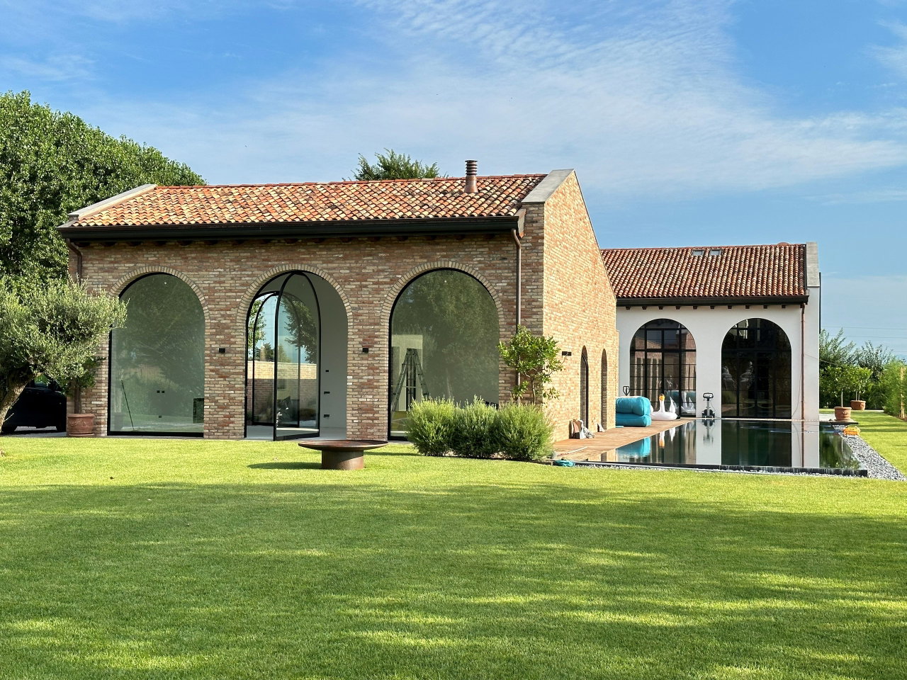 Steel and glass pivot door in a private home in Santa Lucia di Piave with FritsJurgens System One pivot hinge system inside