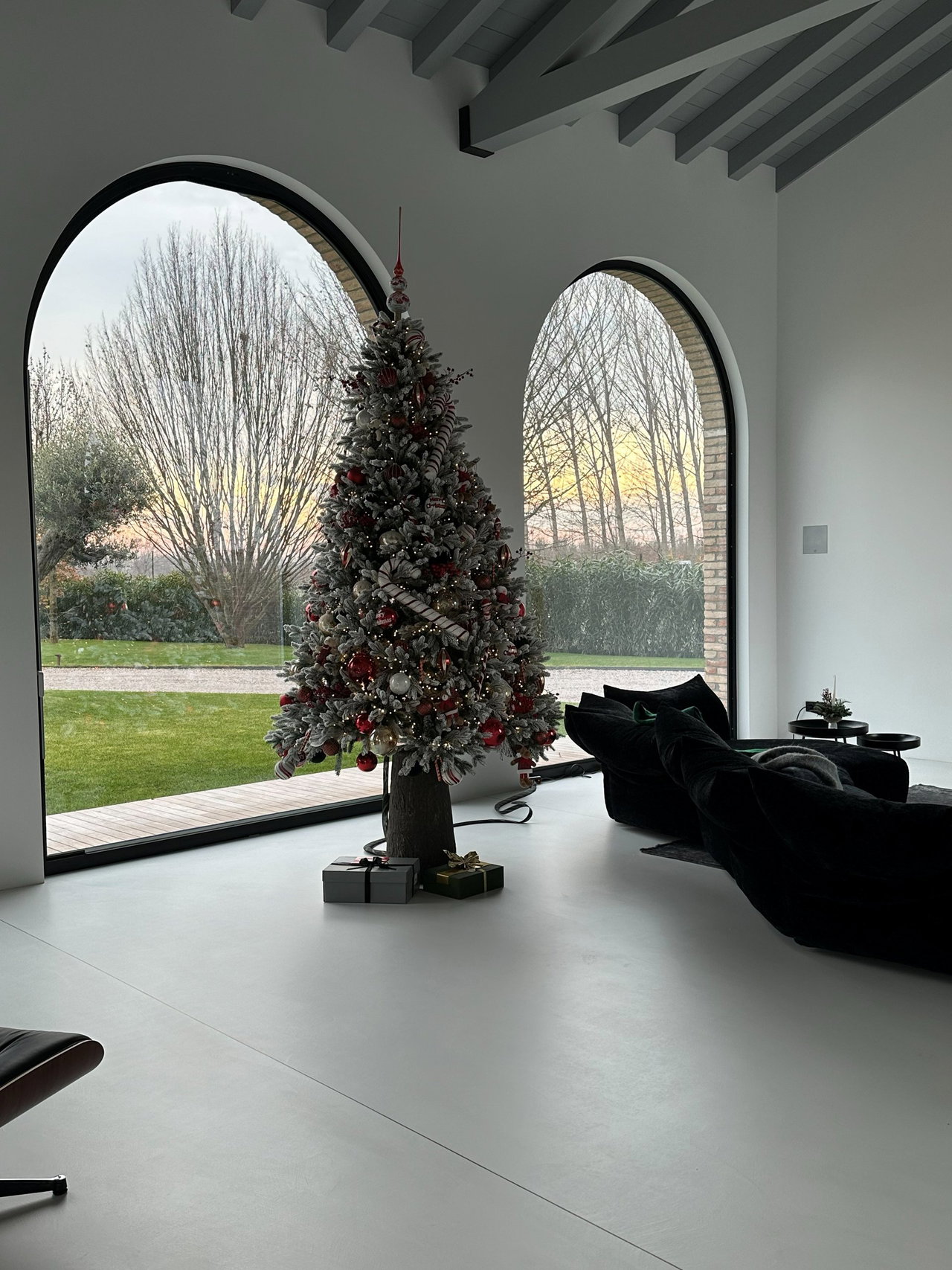 Steel and glass pivot door in a private home in Santa Lucia di Piave with FritsJurgens System One pivot hinge system inside