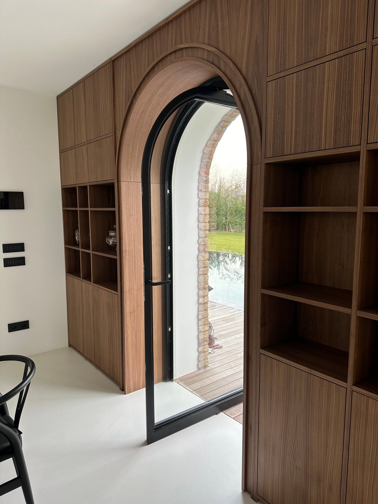 Steel and glass pivot door in a private home in Santa Lucia di Piave with FritsJurgens System One pivot hinge system inside