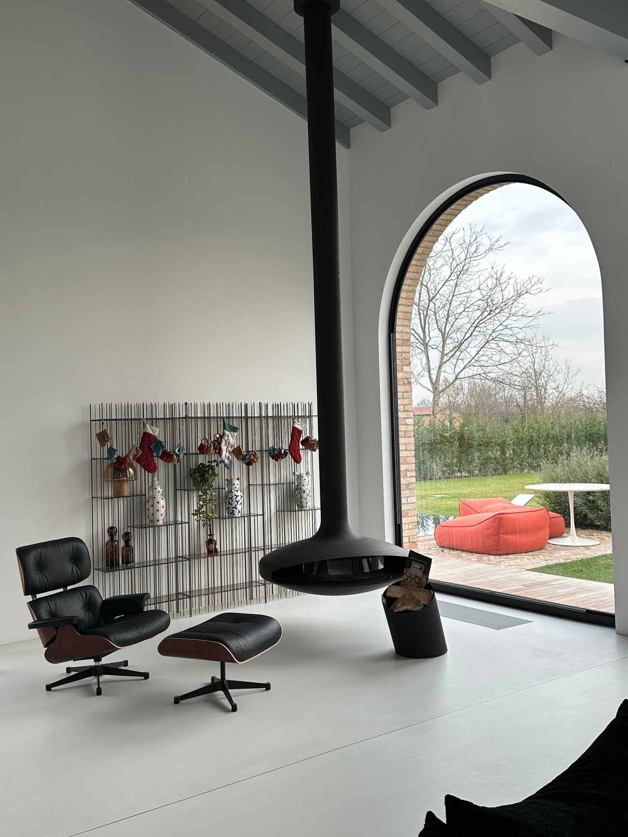 Steel and glass pivot door in a private home in Santa Lucia di Piave with FritsJurgens System One pivot hinge system inside