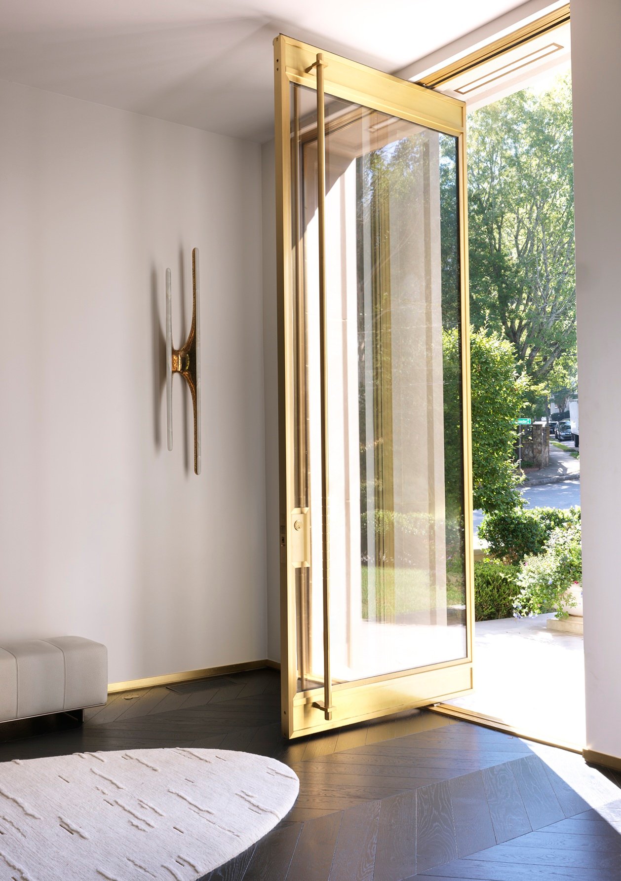 Pivottür aus Stahl und Glas in einem Privathaus in Atlanta mit FritsJurgens System M+ Pivot-Scharniersystem im Inneren
