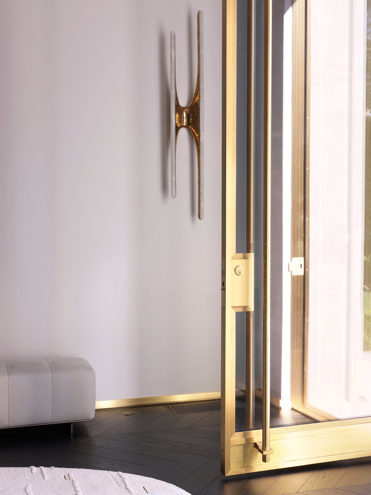 Pivottür aus Stahl und Glas in einem Privathaus in Atlanta mit FritsJurgens System M+ Pivot-Scharniersystem im Inneren