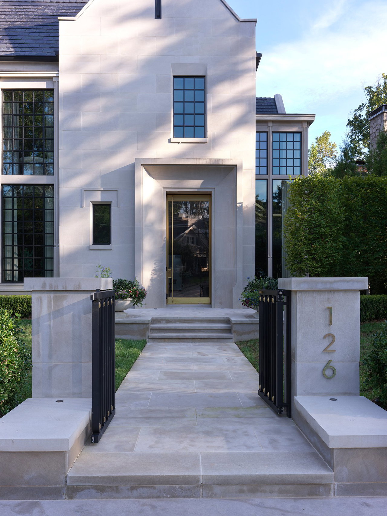 Pivottür aus Stahl und Glas in einem Privathaus in Atlanta mit FritsJurgens System M+ Pivot-Scharniersystem im Inneren