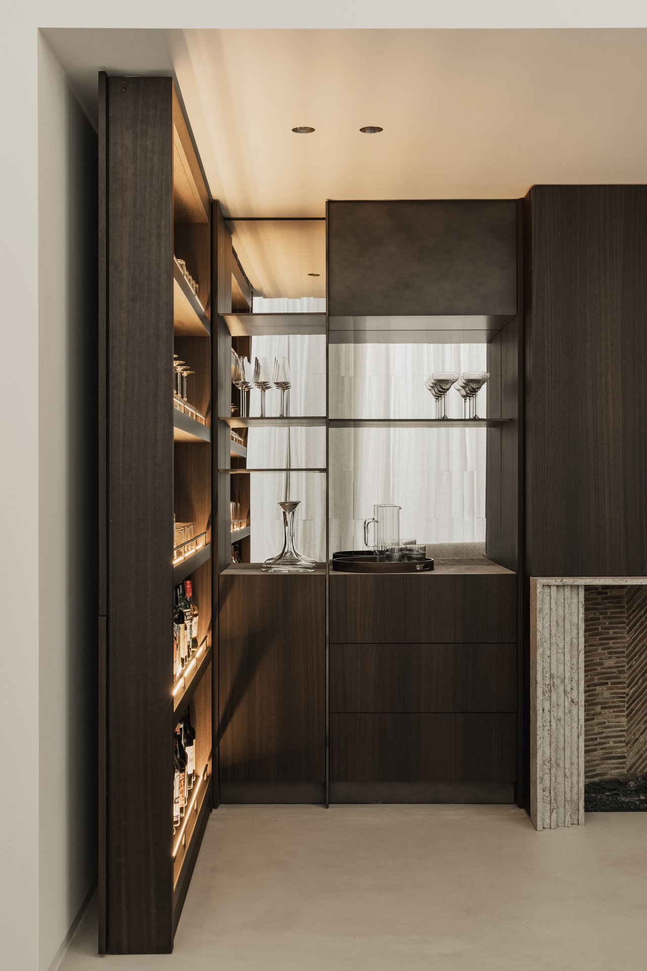 Pivottür aus Holz in einem Privathaus in Diksmuide mit FritsJurgens System M+ Pivot-Scharniersystem im Inneren