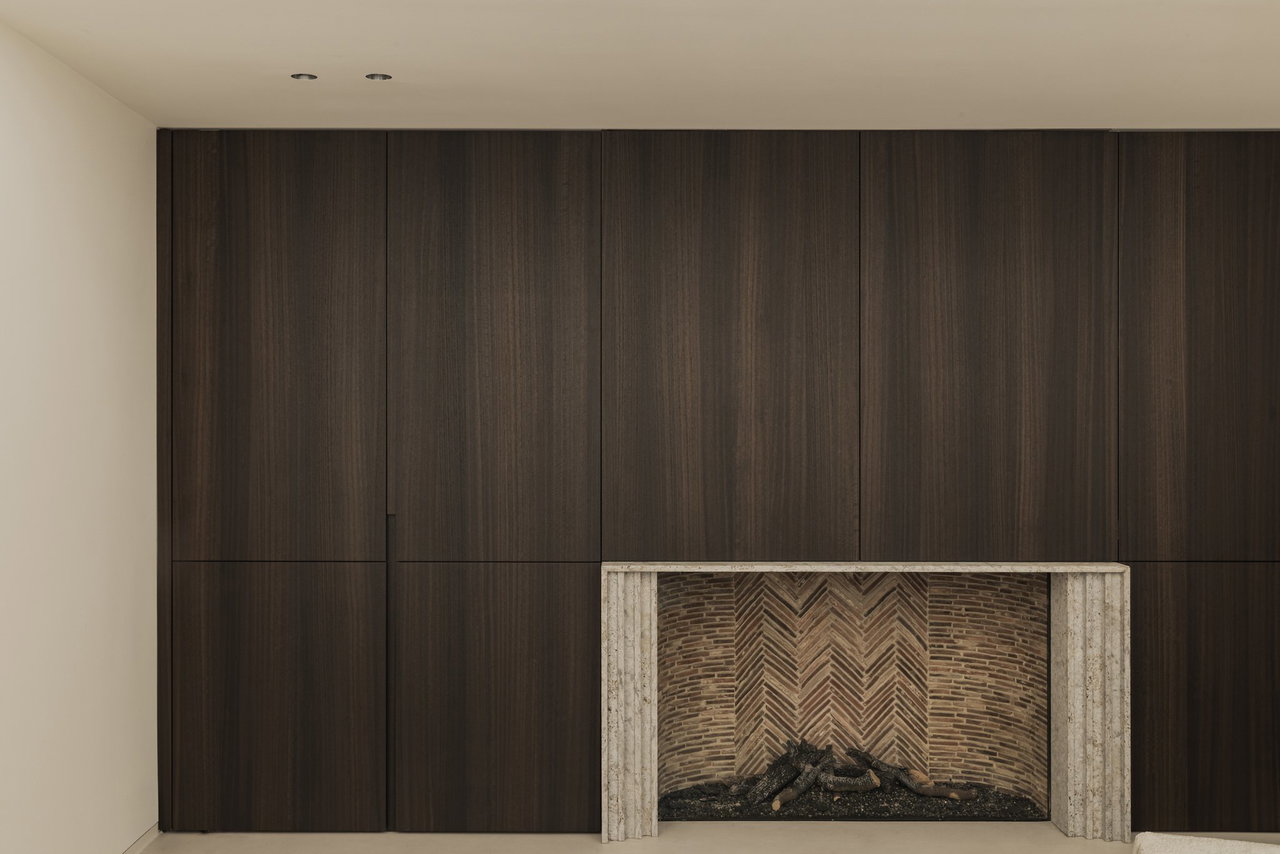 Pivottür aus Holz in einem Privathaus in Diksmuide mit FritsJurgens System M+ Pivot-Scharniersystem im Inneren