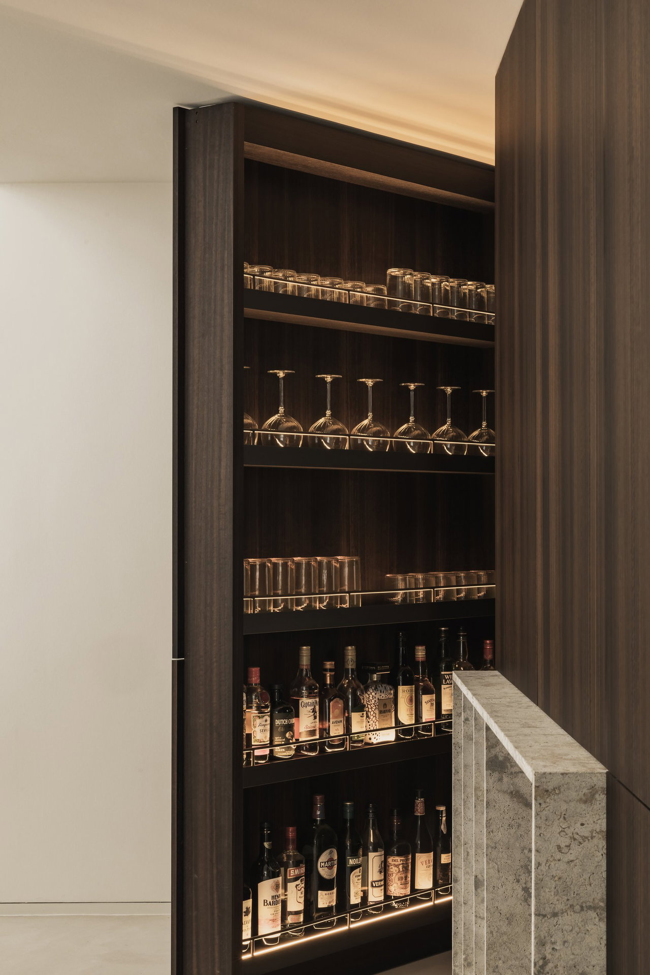 Pivottür aus Holz in einem Privathaus in Diksmuide mit FritsJurgens System M+ Pivot-Scharniersystem im Inneren