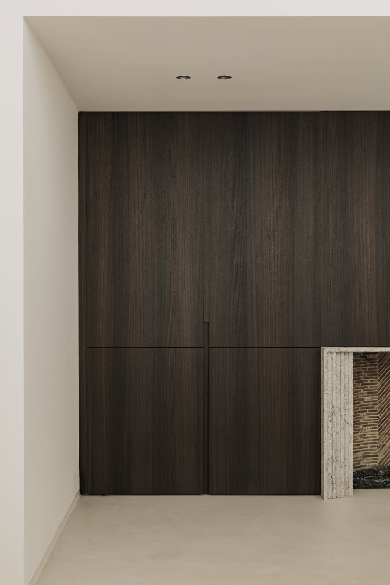 Pivottür aus Holz in einem Privathaus in Diksmuide mit FritsJurgens System M+ Pivot-Scharniersystem im Inneren