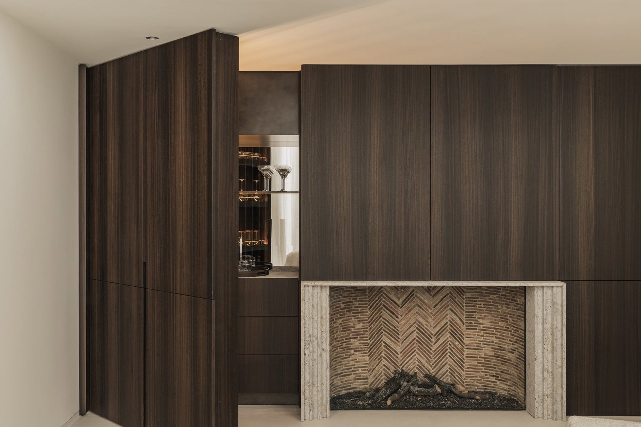 Pivottür aus Holz in einem Privathaus in Diksmuide mit FritsJurgens System M+ Pivot-Scharniersystem im Inneren