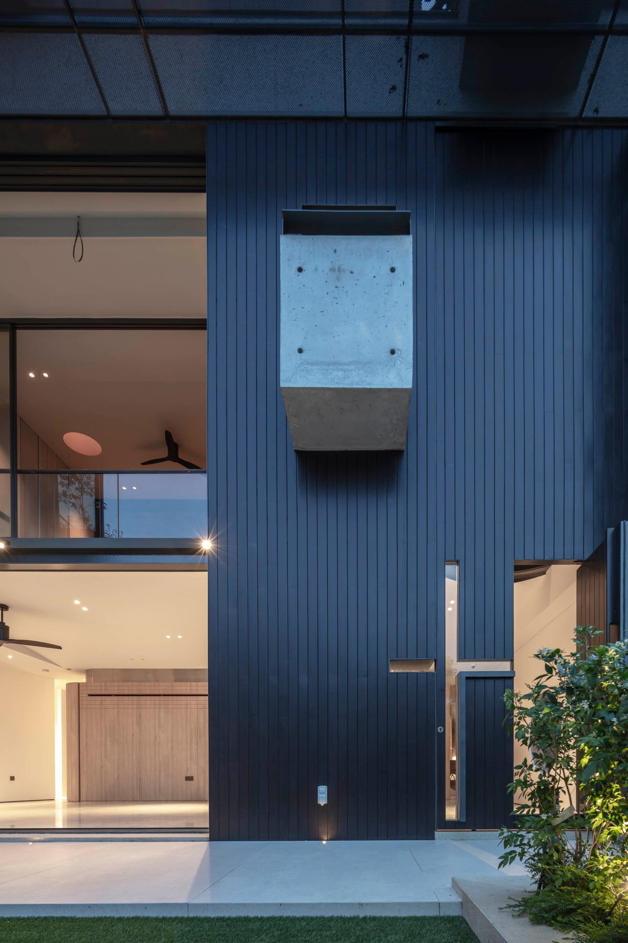 Wooden pivot door in a private home with FritsJurgens System M+ pivot hinge system inside