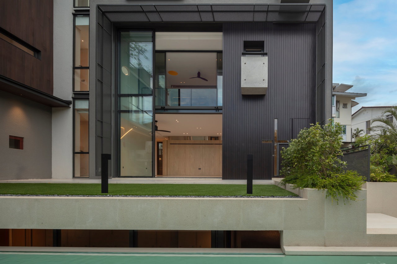 Wooden pivot door in a private home with FritsJurgens System M+ pivot hinge system inside