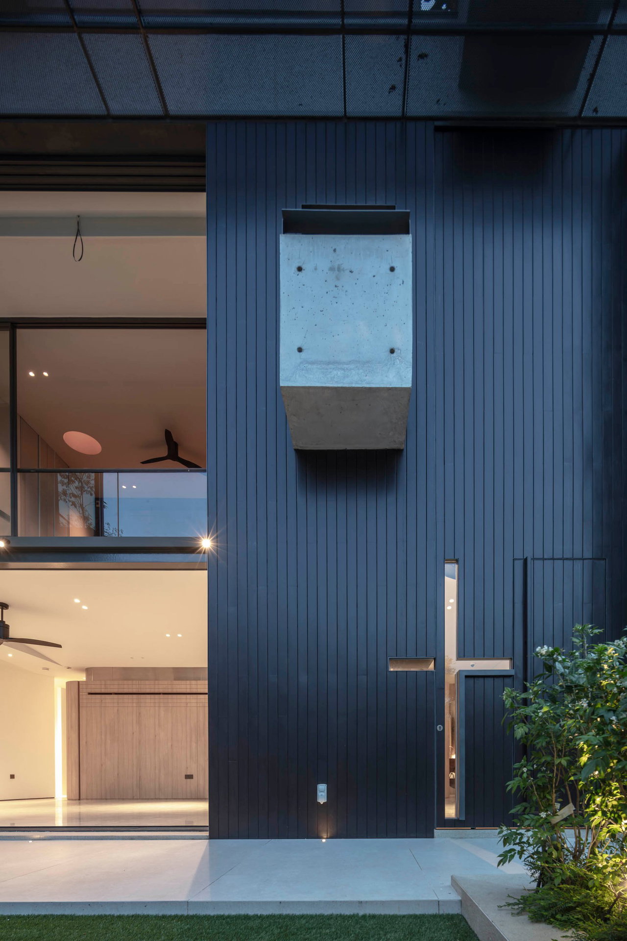Wooden pivot door in a private home with FritsJurgens System M+ pivot hinge system inside