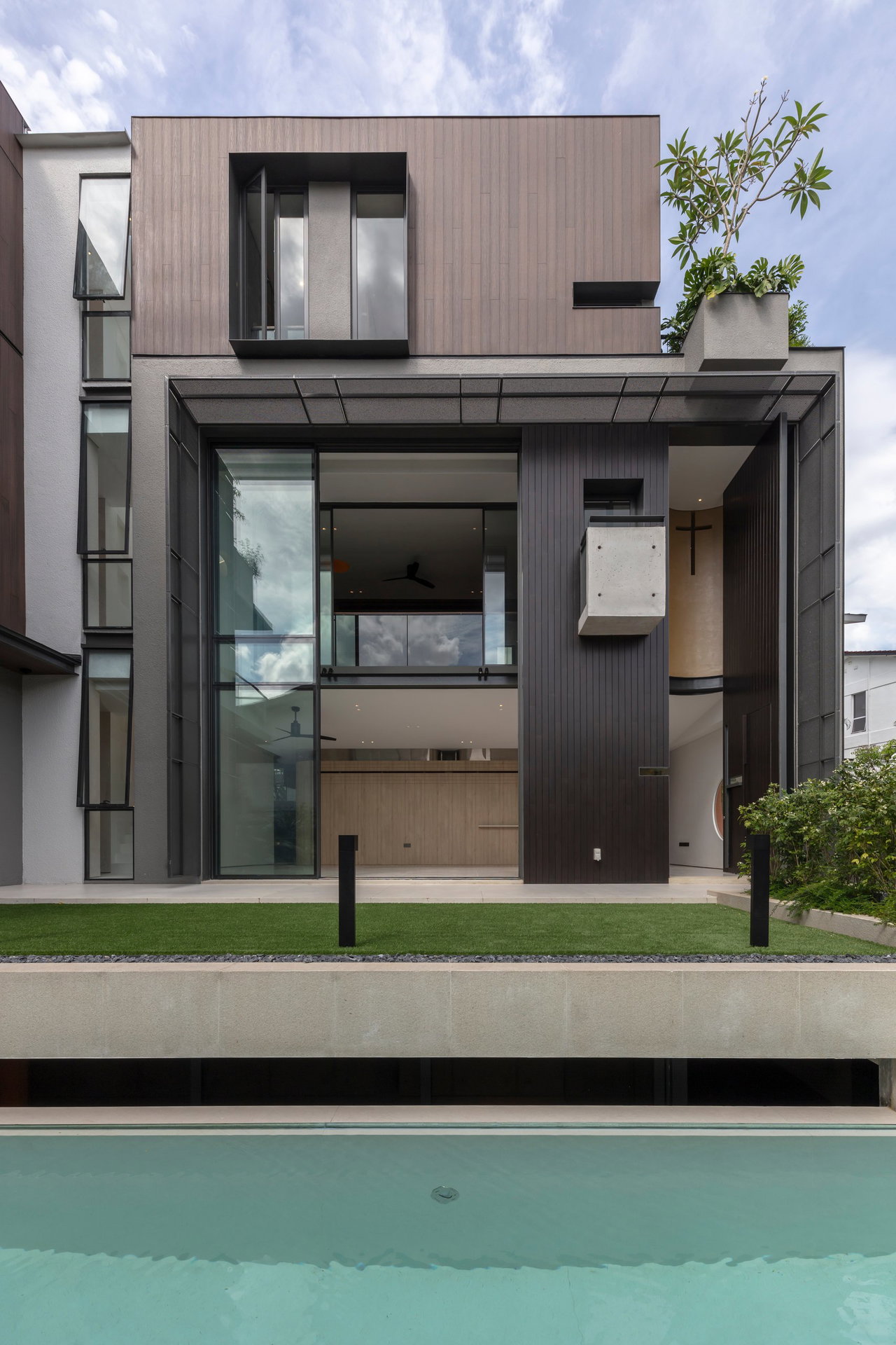 Wooden pivot door in a private home with FritsJurgens System M+ pivot hinge system inside