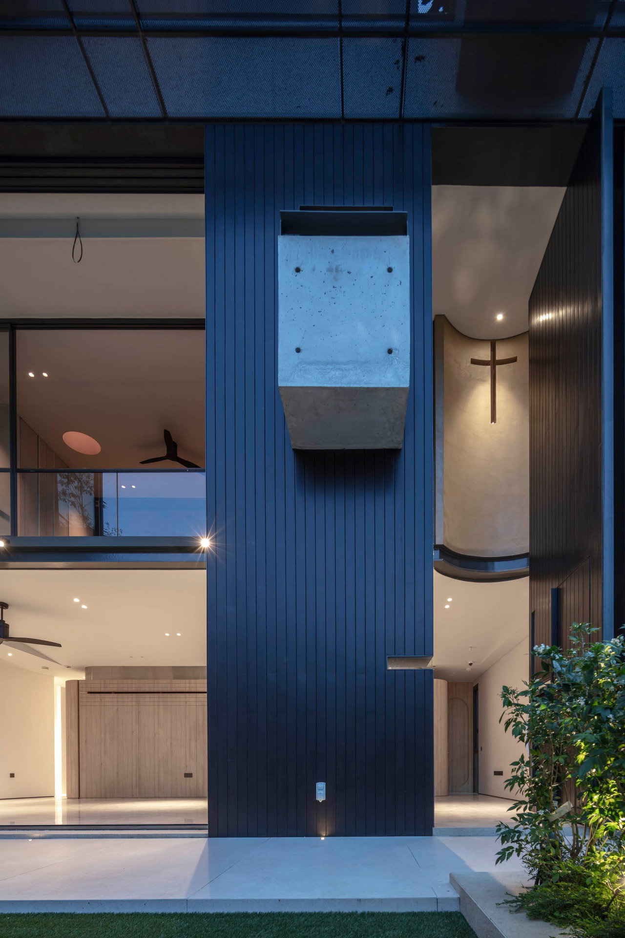 Wooden pivot door in a private home with FritsJurgens System M+ pivot hinge system inside