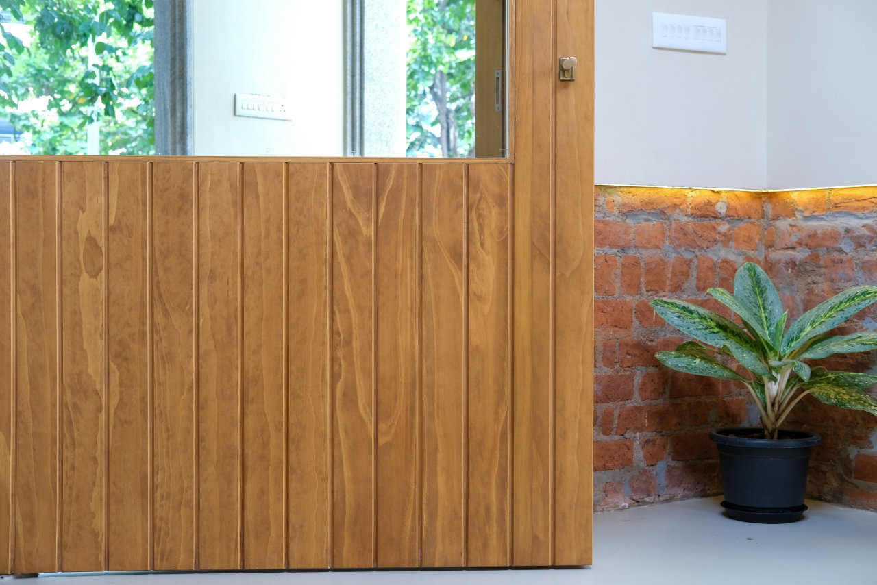 Wooden pivot door in a private home in Bangalore with FritsJurgens System M+ pivot hinge system inside