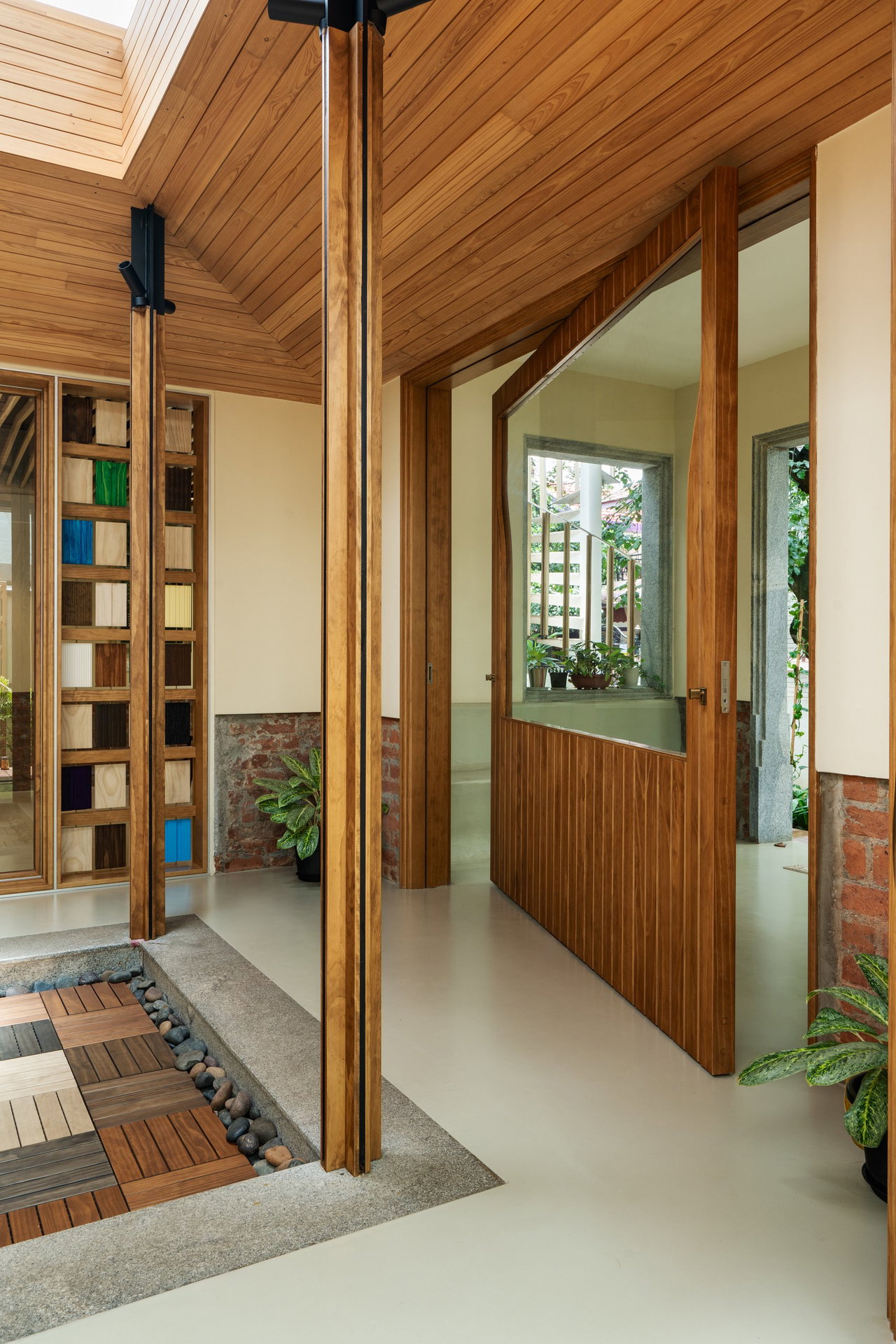 Wooden pivot door in a private home in Bangalore with FritsJurgens System M+ pivot hinge system inside