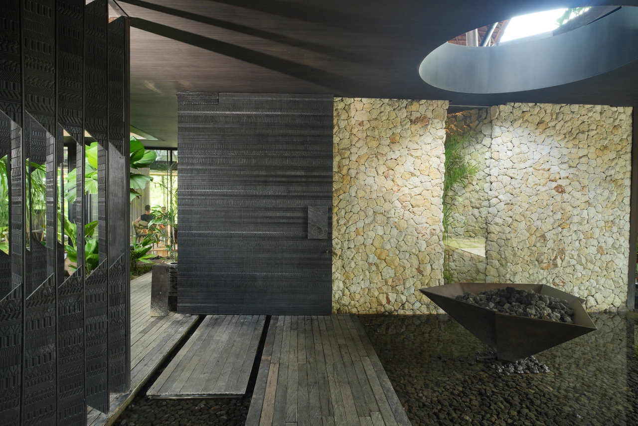Wooden pivot door in a private home with FritsJurgens System M+ pivot hinge system inside