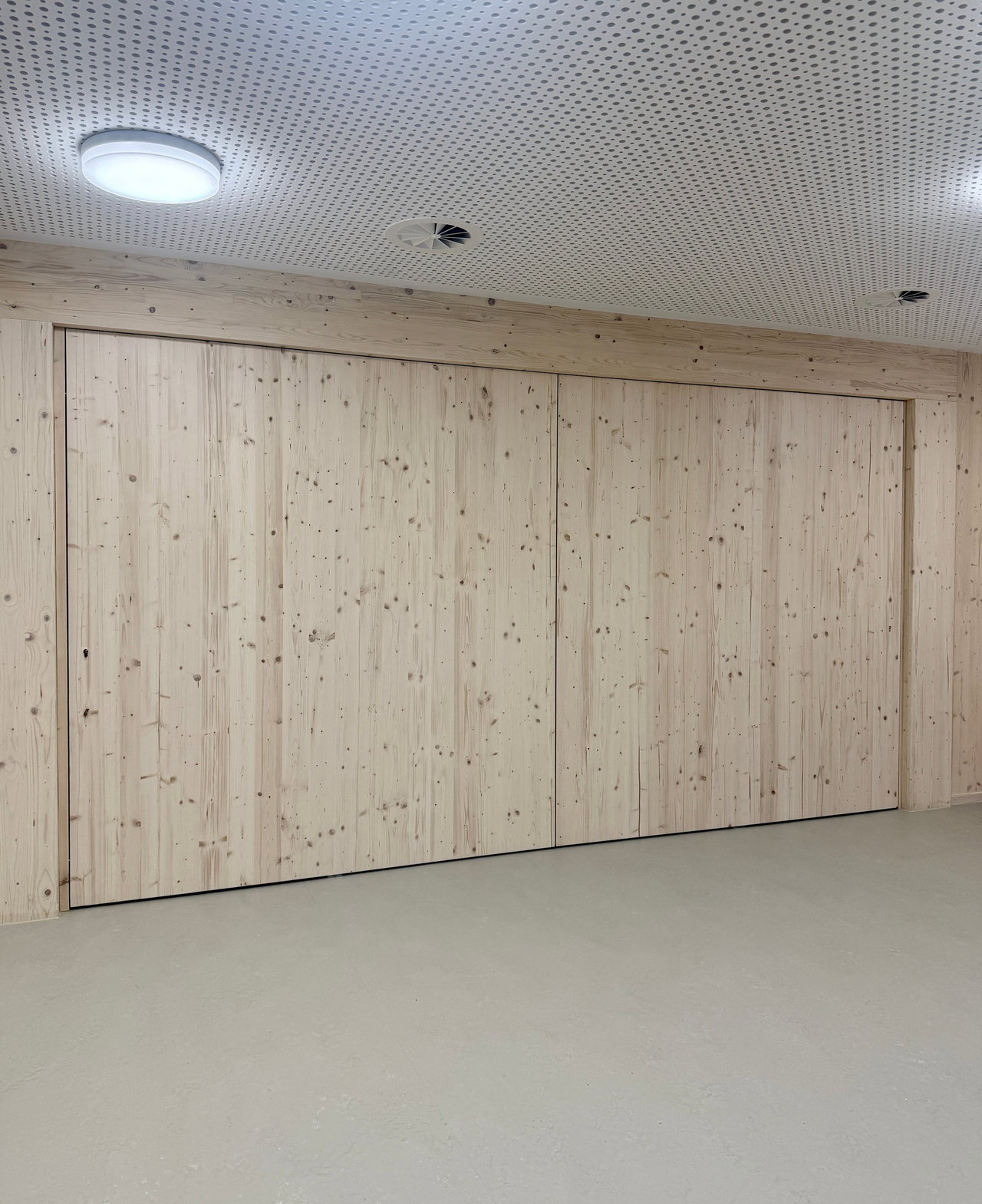 Wooden pivot door in a public building in Lorch with FritsJurgens System M+ pivot hinge system inside