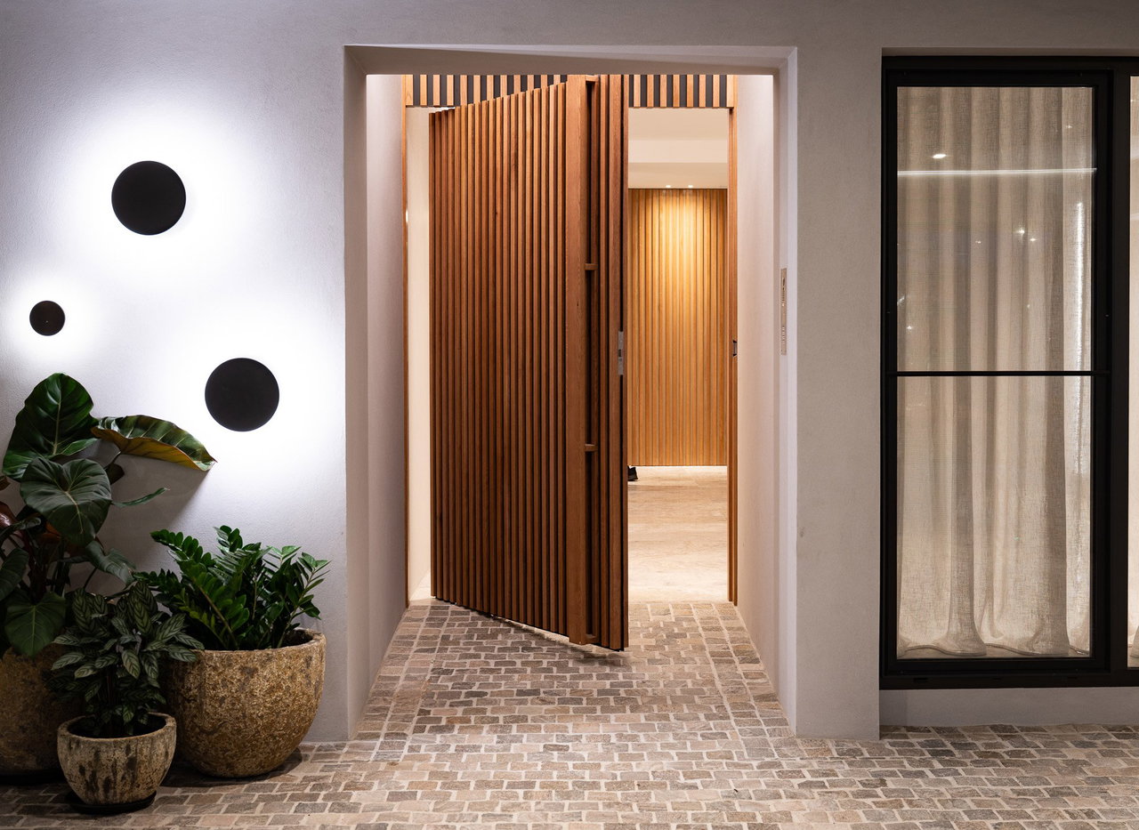 Pivottür aus Holz in einem Privathaus in Sydney mit FritsJurgens System M+ Pivot-Scharniersystem im Inneren
