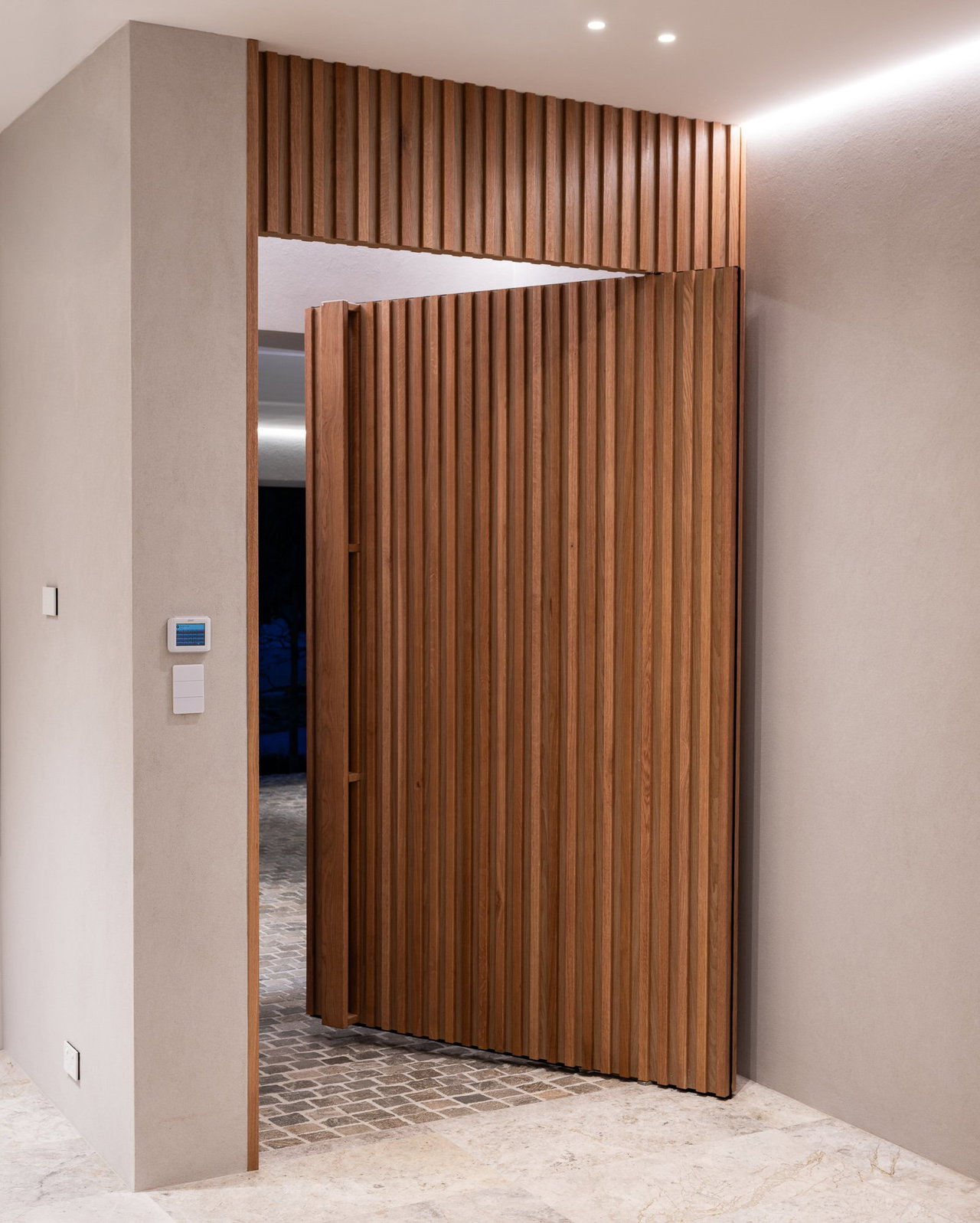 Pivottür aus Holz in einem Privathaus in Sydney mit FritsJurgens System M+ Pivot-Scharniersystem im Inneren