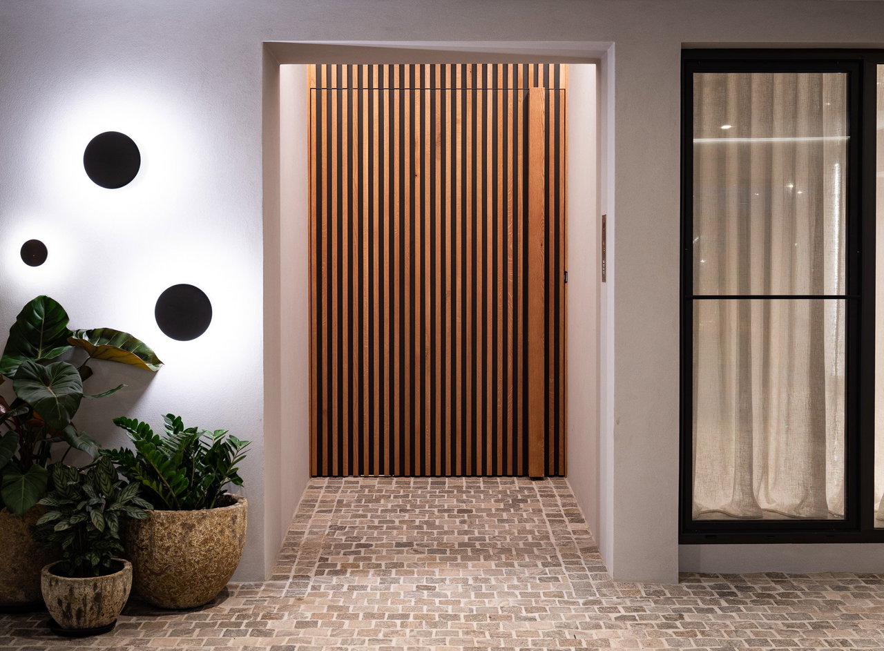 Pivottür aus Holz in einem Privathaus in Sydney mit FritsJurgens System M+ Pivot-Scharniersystem im Inneren