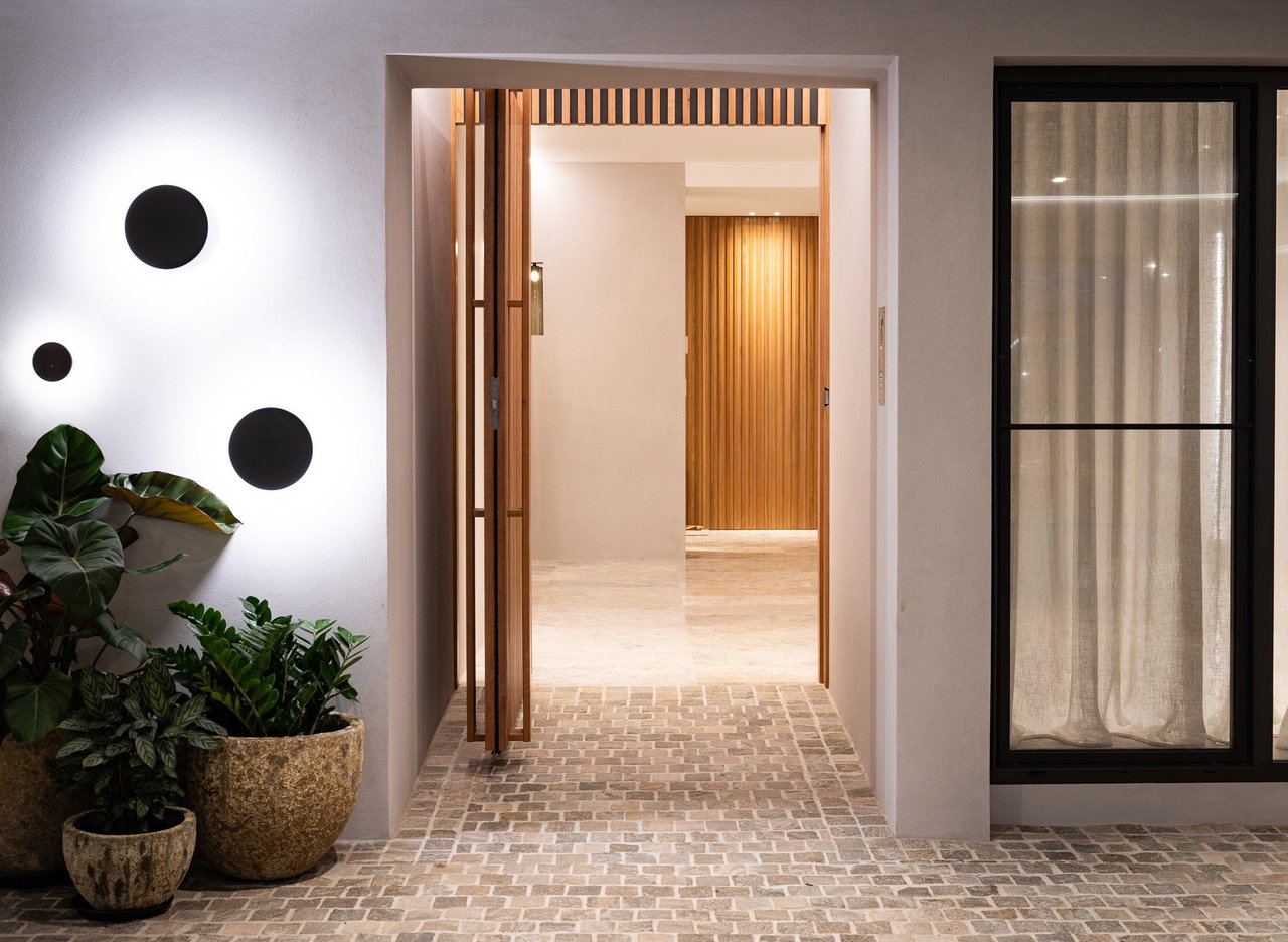 Pivottür aus Holz in einem Privathaus in Sydney mit FritsJurgens System M+ Pivot-Scharniersystem im Inneren