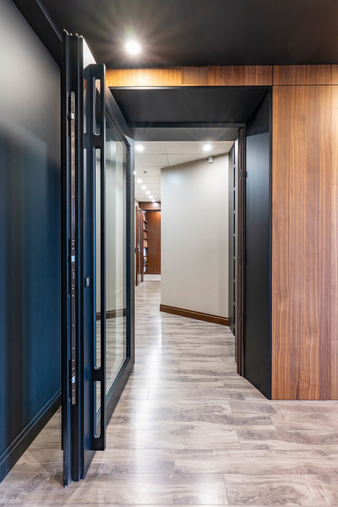 Pivottür aus Holz in einem Büro in Saint-Eustache mit FritsJurgens System M+ Pivot-Scharniersystem im Inneren