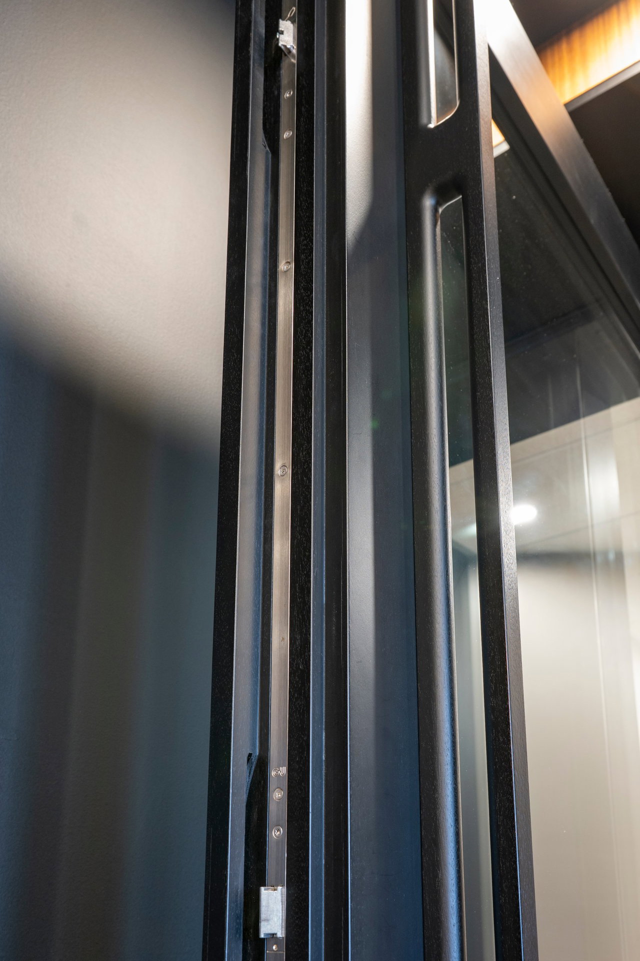 Pivottür aus Holz in einem Büro in Saint-Eustache mit FritsJurgens System M+ Pivot-Scharniersystem im Inneren