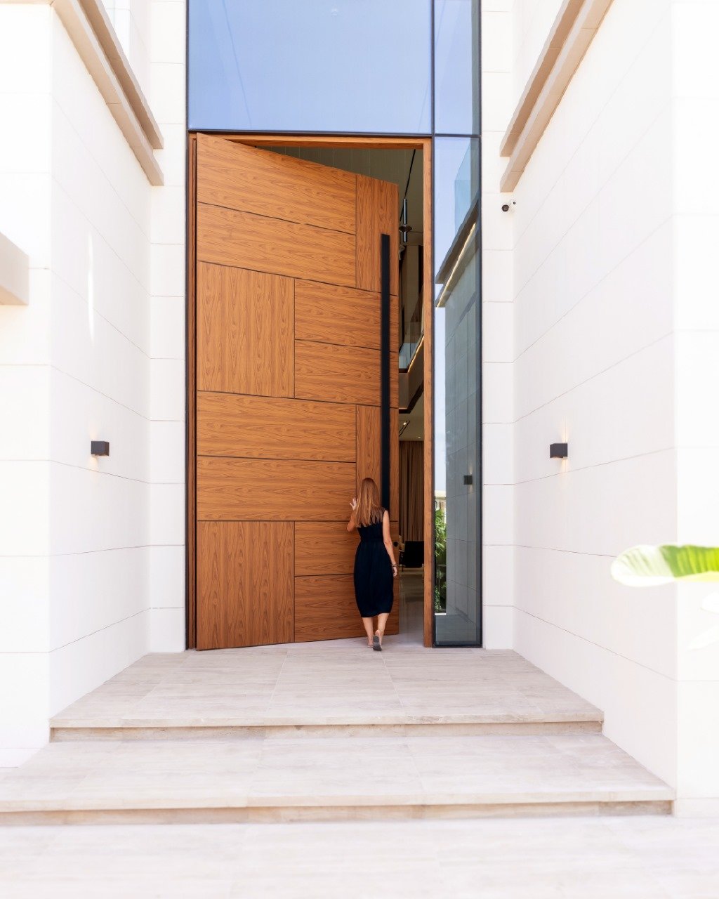Aluminium pivot door in a private home in Dubai with FritsJurgens System M+ pivot hinge system inside
