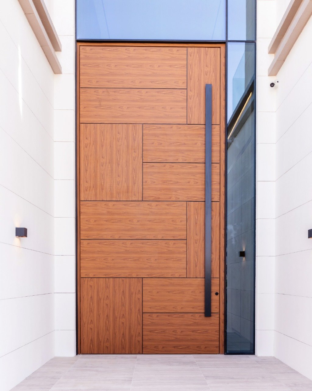 Aluminium pivot door in a private home in Dubai with FritsJurgens System M+ pivot hinge system inside