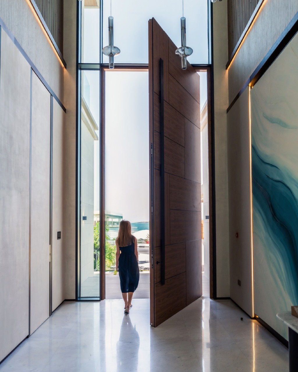 Aluminium pivot door in a private home in Dubai with FritsJurgens System M+ pivot hinge system inside