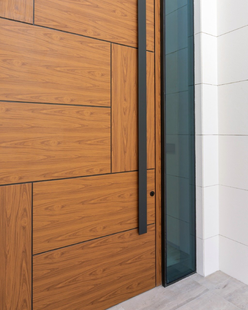 Aluminium pivot door in a private home in Dubai with FritsJurgens System M+ pivot hinge system inside
