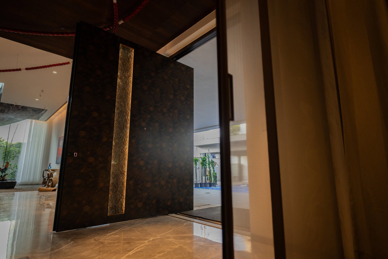 Aluminium pivot door in a private home in Hyderabad with FritsJurgens System M+ pivot hinge system inside