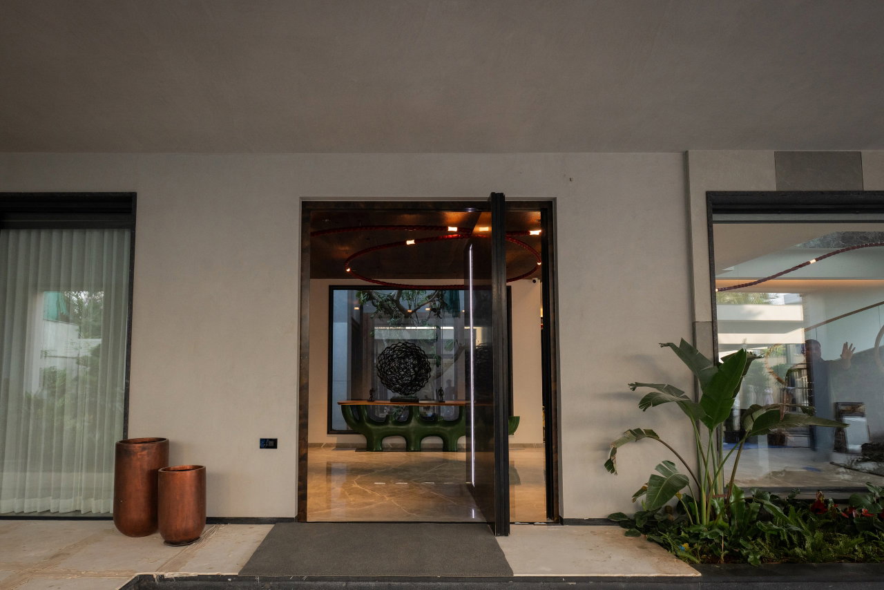 Aluminium pivot door in a private home in Hyderabad with FritsJurgens System M+ pivot hinge system inside