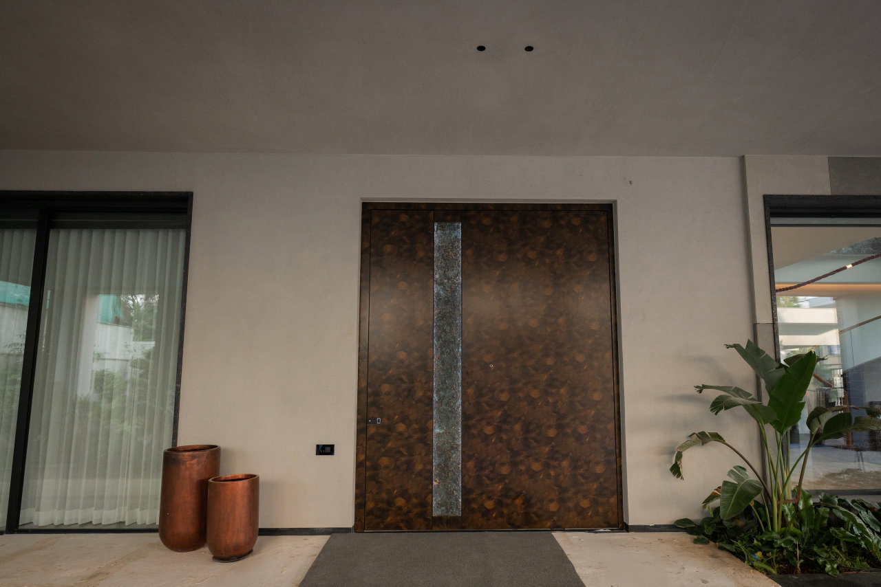 Aluminium pivot door in a private home in Hyderabad with FritsJurgens System M+ pivot hinge system inside