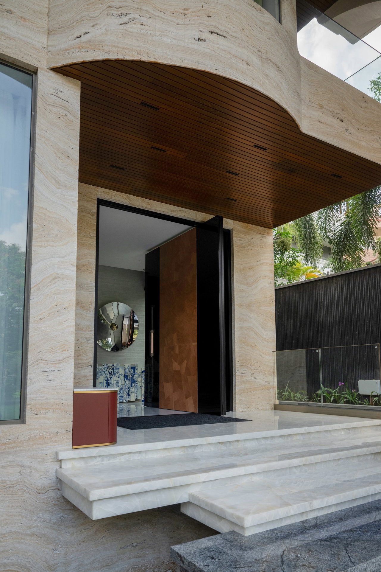 Pivottür aus Aluminium in einem Privathaus in Hyderabad mit FritsJurgens System M+ Pivot-Scharniersystem im Inneren