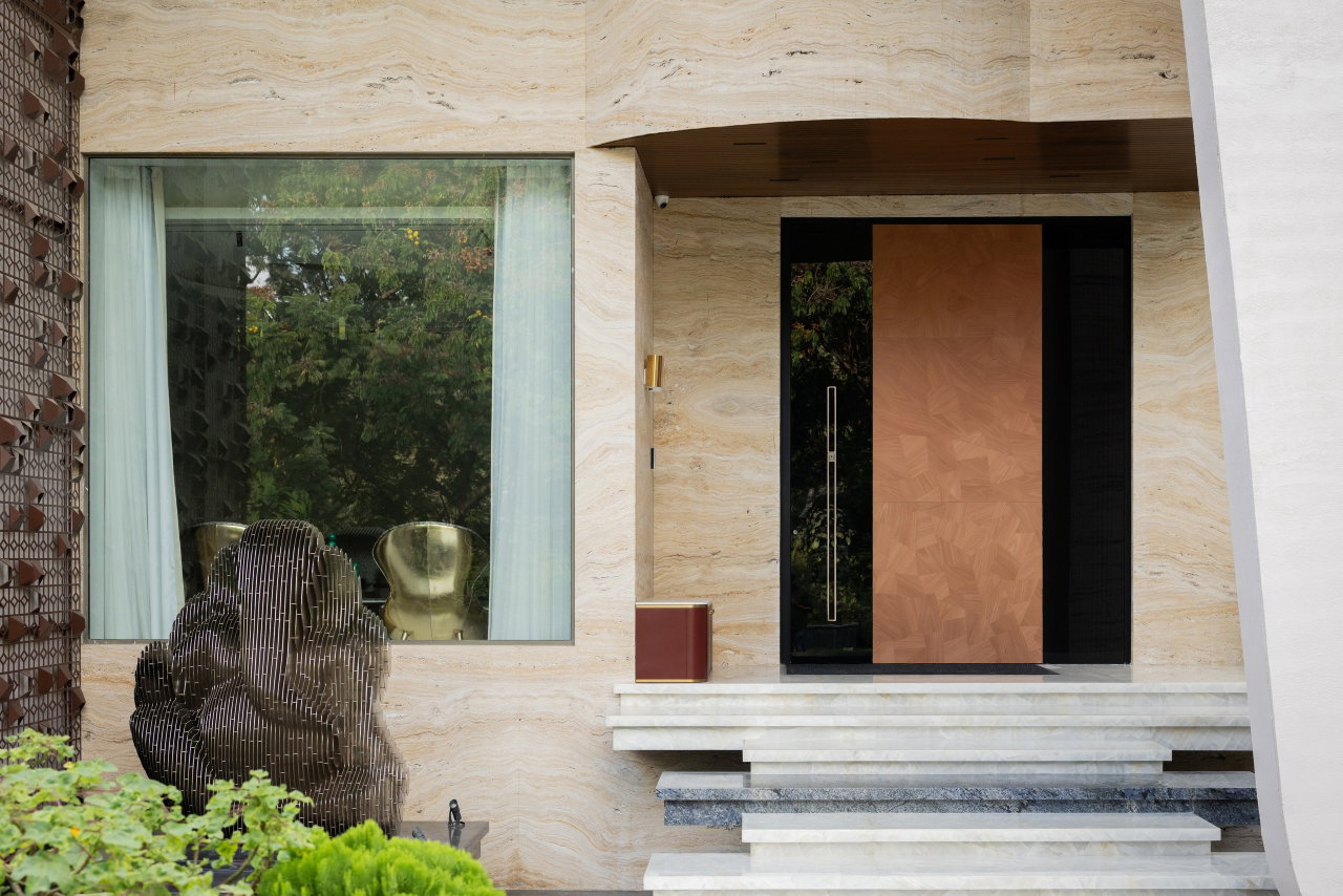 Pivottür aus Aluminium in einem Privathaus in Hyderabad mit FritsJurgens System M+ Pivot-Scharniersystem im Inneren