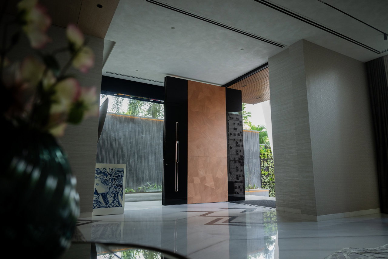 Pivottür aus Aluminium in einem Privathaus in Hyderabad mit FritsJurgens System M+ Pivot-Scharniersystem im Inneren
