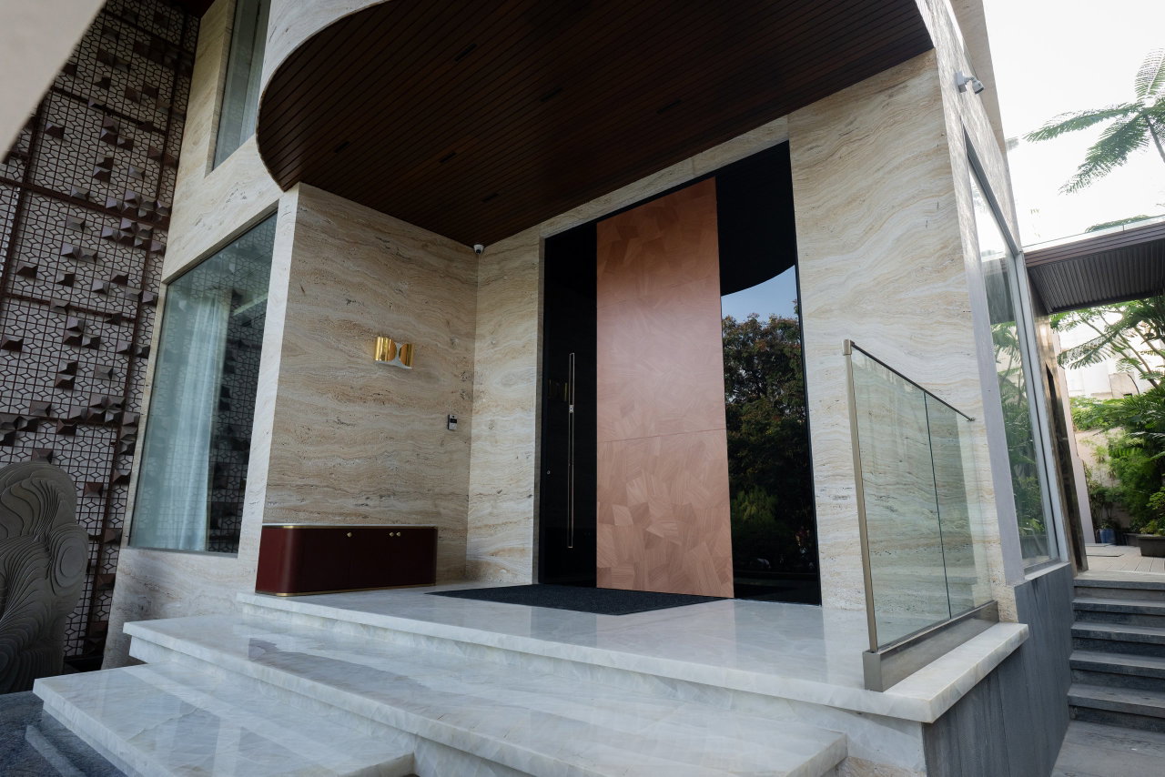 Pivottür aus Aluminium in einem Privathaus in Hyderabad mit FritsJurgens System M+ Pivot-Scharniersystem im Inneren