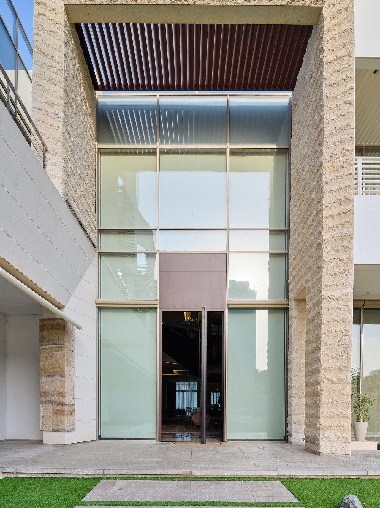 Pivottür aus Aluminium in einem Privathaus mit FritsJurgens System M+ Pivot-Scharniersystem im Inneren