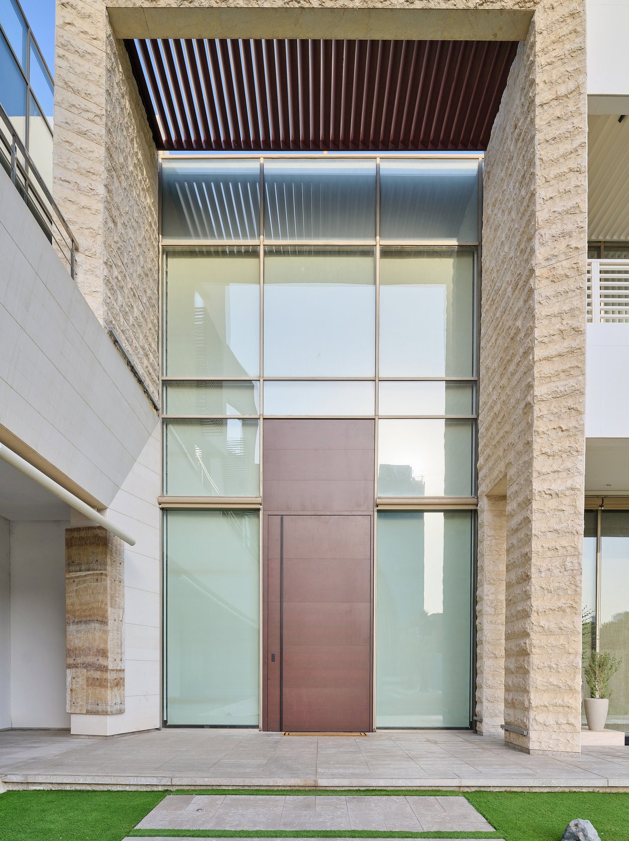 Pivottür aus Aluminium in einem Privathaus mit FritsJurgens System M+ Pivot-Scharniersystem im Inneren